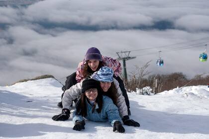 Turistas disfrutan de la nieve en Bariloche