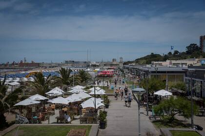 Turistas disfrutan de una jornada de sol en Mar del Plata, en pleno repunte del sector gastronómico