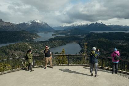 Turistas en el Cerro Campanario, en Bariloche 