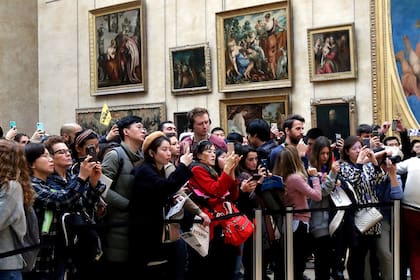 Turistas en el museo Louvre, en Paris, 2018