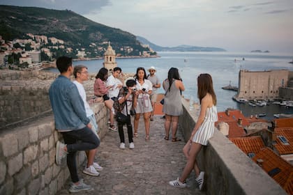 Turistas en el viejo muro de la fortaleza de la ciudad de Dubrovnik, Croacia, que aparece en la exitosa serie “Juego de tronos”. El fuerte costero data del siglo XII