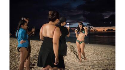 Turistas en la bahía de Tumon