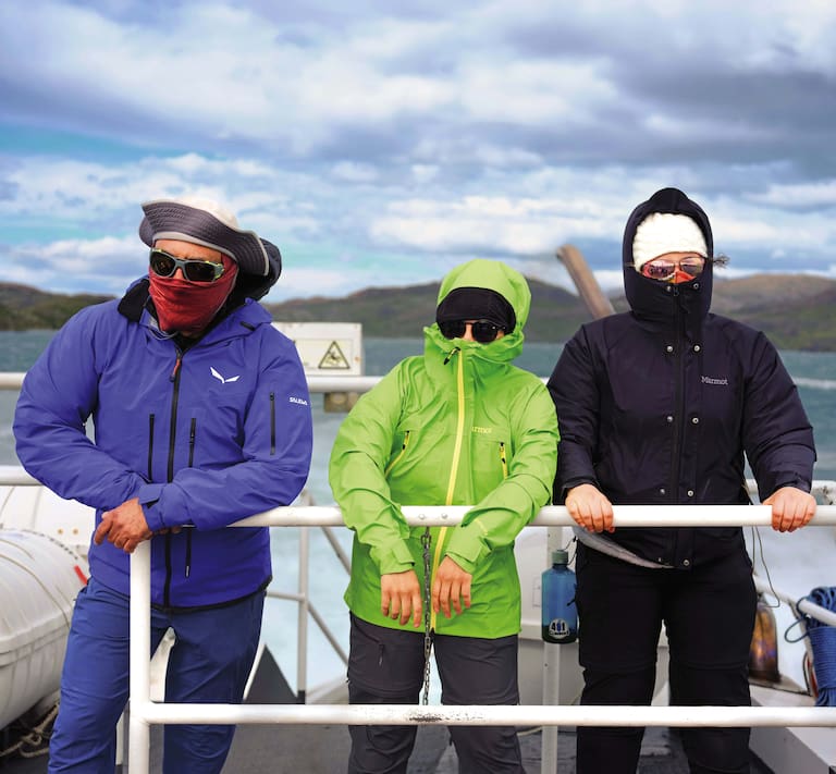 Turistas en la cubierta del catamarán sobre el lago Pehoé, que une Puerto Pudeto con Paine Grande. Foto: Nicolás Janowski