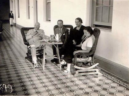 Turistas en los pasillos del hotel.