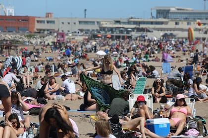 Turistas en playas de Mar del Plata
