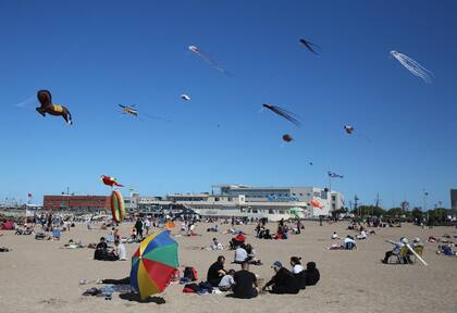 turistas en playas de Mar del Plata