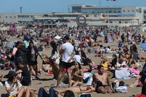 turistas en playas de Mar del Plata
