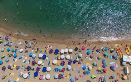 Turistas en un día de sol en Costa Brava, Girona, España