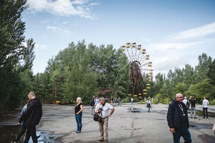 Turistas en un parque de diversiones de Chernobyl, que hoy es un lugar fantasma