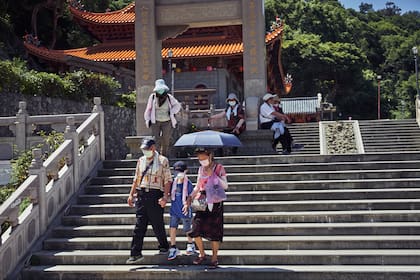 Turistas en un templo de las islas Matsu de Taiwán, un archipiélago cercano a la China continental, el 4 de agosto de 2022.