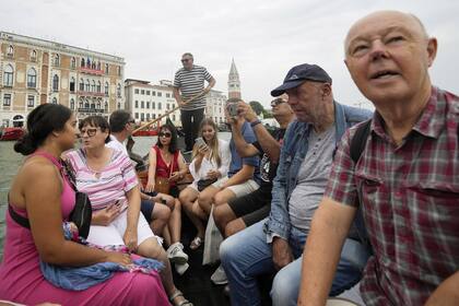 Turistas en una "gondola" en un canal de Venecia. (AP/Luca Bruno)