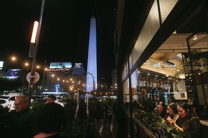 Turistas extranjeras disfrutan de la gastronomía porteña a metros del Obelisco