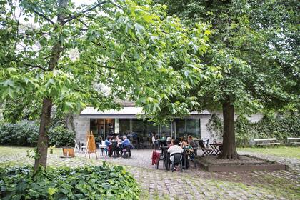 Turistas, habitués y amantes de las rosas que pasean por el parque se refugian en el Café Sivori