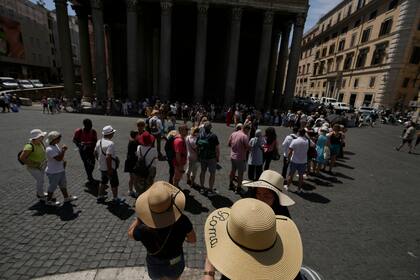 Turistas hacen la fila para entrar al Panteón, en Roma