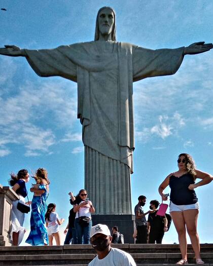 Turistas, hoy, en el Cristo Redentor