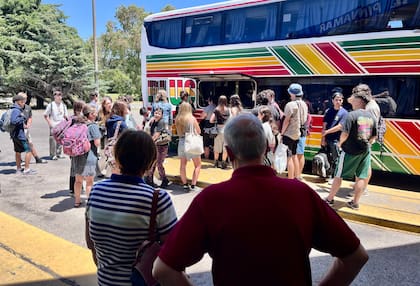 Turistas llegan a Pinamar en el recambio de quincena