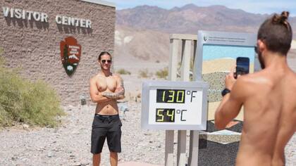 I turisti sono arrivati ​​a El Valle de la Muerte con l'aspettativa di superare lo storico record di calore