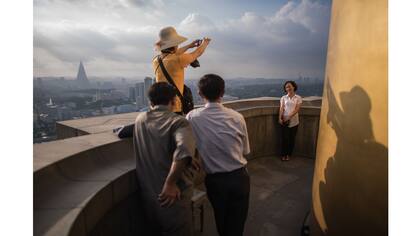 Turistas norcoreanos posan en una plataforma de observación de la torre de Juche en Pyongyang