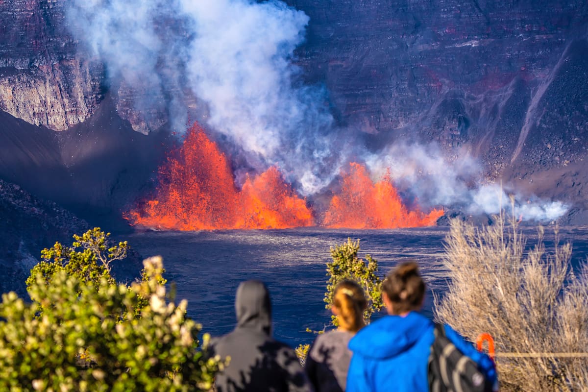 turistas observan desde un mirador la actividad PSUN7XHEIBF6NJKNJFJTN7KR24