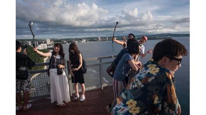 Turistas posan para una foto en la isla de Guam 