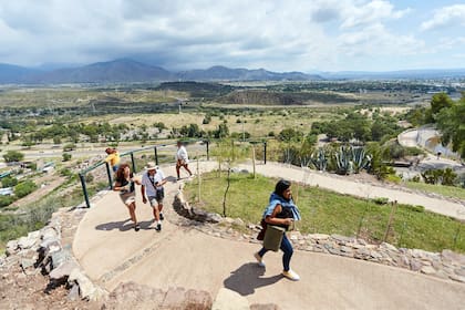 Turistas que aprevecharon el Previaje recorren el Parque General San Martín y el Cerro de la Gloria en Mendoza (Foto: Marcelo Aguilar/LA NACION)