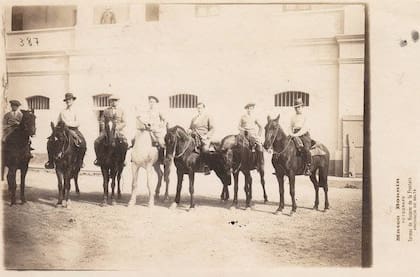 Turistas retratados por Mateo Bonnin durante una excursión a caballo.