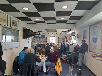 Turistas reunidos en la oficina local de turismo