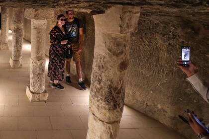 Turistas se fotografían dentro de la pirámide escalonada de Djoser, la más antigua de Egipto, que reabrió sus puertas esta semana