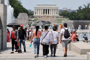 Turistas se refugian del sol en Washington