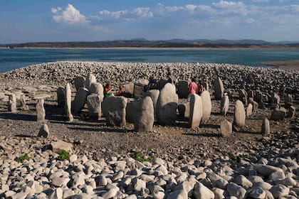 Turistas visitan el sitio megalítico del Dolmen de Guadalperal, ya que ahora está completamente emergido después de que las aguas en el embalse circundante de Valdecañas retrocedieran debido a la sequía que azota a España, en Peraleda de la Mata