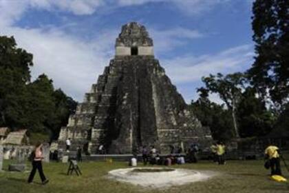 Turistas visitan el templo maya Gran Jaguar, en Tikal, donde se celebrarán ceremonias para festejar el fin del ciclo maya el 21