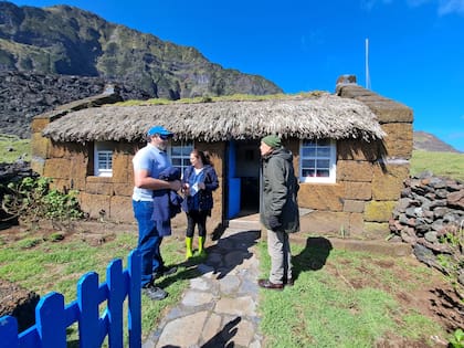Turistas visitan una réplica de una de las típicas casas que existían en la isla en la época previa a la erupción del volcán