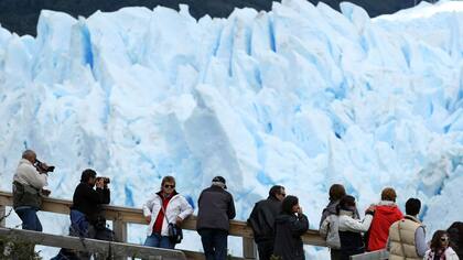 Turistas visitando el Parque Nacional Los Glaciares