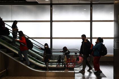 Turistas y ciudadanos argentinas deambulan por las pasillos del Aeroparque Internacional Jorge Newbery