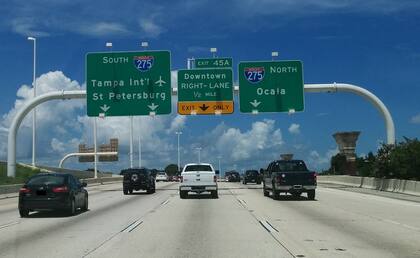 Turistas y familias circulan por la Interestatal 4 cerca de World Drive, uno de los tramos más complicados para llegar a los parques temáticos de Orlando