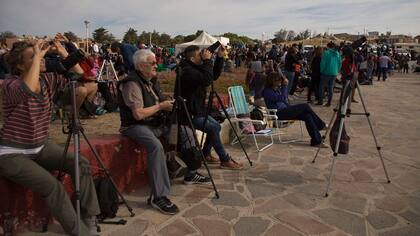 Turistas y fotógrafos se dieron cita en Camarones para disfrutar el instante cumbre del eclipse