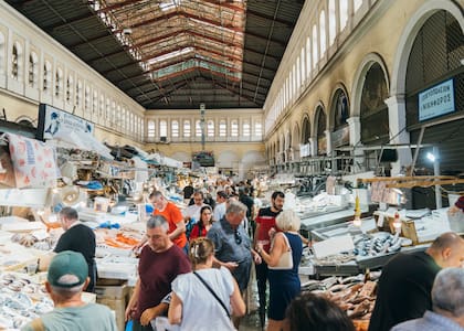 Turistas y lugareños compran pescado en el mercado central de Atenas, el 9 de septiembre de 2023. Es una de las economías de más rápido crecimiento de Europa y, aunque los inversores y turistas acuden en masa al país, los recuerdos de las medidas de austeridad aún están frescos para los griegos.
