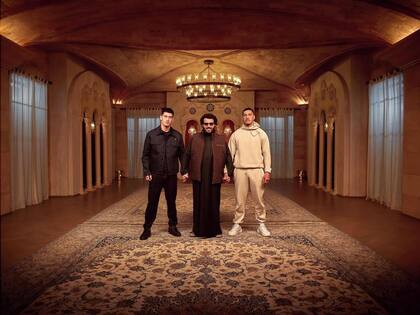 Turki Al-Alshik, en la previa de la última gran reunión en Arabia Saudita; a un lado, Dmitry Bivol y al otro, Lyndon Arthur