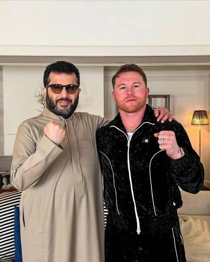 Turki Alalshik, junto con Canelo Álvarez; el árabe será el promotor del combate del mexicano en mayo próximo