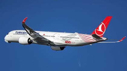 Turkish Airlines multará a quienes se paren de su asiento antes de que la señal de abrocharse el cinturón esté apagada