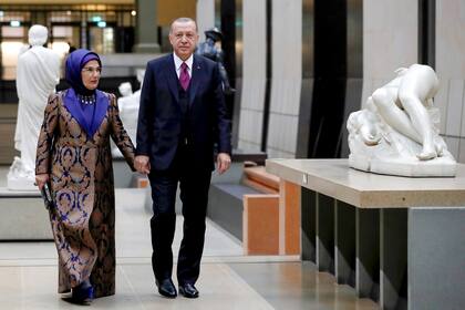 Incondicional a su marido, el presidente Tayyip Erdogan, Emine lo acompañó en su último viaje a París donde recorrieron una exposición de Picasso como parte de las celebraciones del 100° aniversario del Armisticio. 