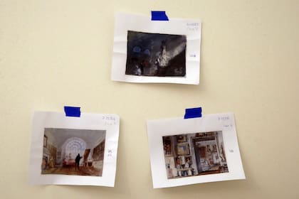 Papeles pegados en la pared indican dónde se colgarán las obras