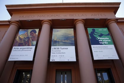 La muestra ya se anuncia en la puerta del museo