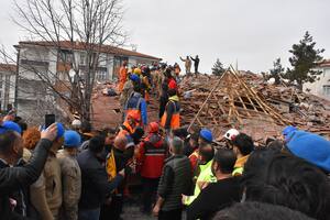 Al menos un muerto y 69 heridos por otro terremoto en Turquía