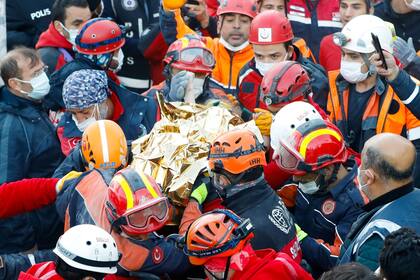 Turquía: rescatan a una niña de 3 años 65 horas después del sismo que dejó más de 80 muertos