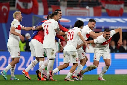 Turquía sufrió hasta el final, pero derrotó a Austria y se clasificó a cuartos
