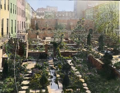 Turtle Bay Gardens y se encuentra en el centro exacto entre la Tercera y la Segunda Avenida, en la ciudad de Nueva York