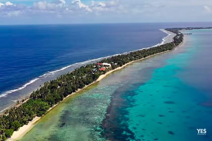 Tuvalu está ubicado en el Pacífico sur, próximo al Ecuador. Su angosto territorio corre riesgo de erosionarse por los efectos colaterales del calentamiento global.