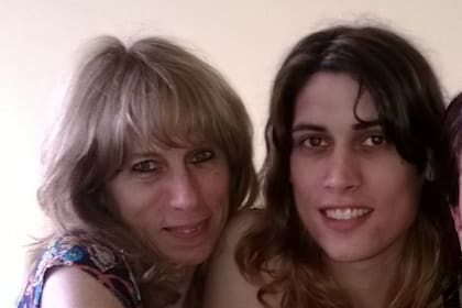 "Tuve que despedirme rápidamente de aquel niño que vivió conmigo durante 18 años para recibir a esa mujer que no pude ver desde el principio y luego entendí que era la misma persona bajo otras ropas y otra expresión de género. ", dice Dori, mamá de Effy.