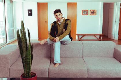 "Tuve que rechazar dos trabajos en el exterior. Uno, directamente no viajé. Y el otro, me bajé del avión a los gritos, pidiendo por favor que no despegue. Sentía que me iba a pasar algo y que la gente no me iba a entender o saber cómo ayudarme. Y siempre mi cabeza proyectaba escenarios catastróficos, de decir ‘me voy a ir a otra parte del mundo, me van a internar, y me voy a volver loco’".